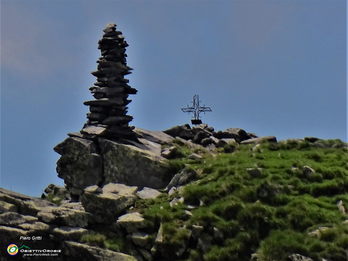 41 Maxi zoom su crocetta e omone di vetta del Valletto (2372 m).JPG